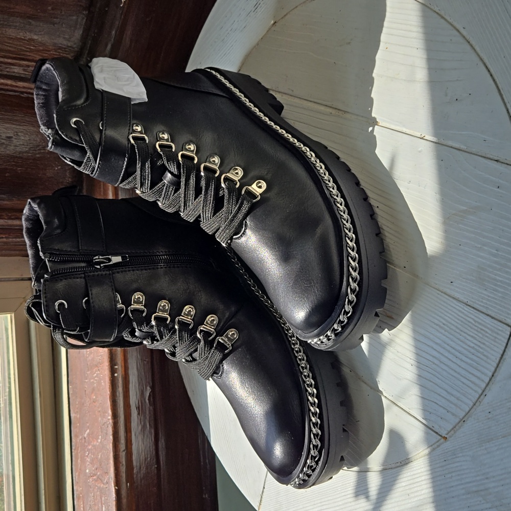 NIB 7.5 Chain Detail Biker boot